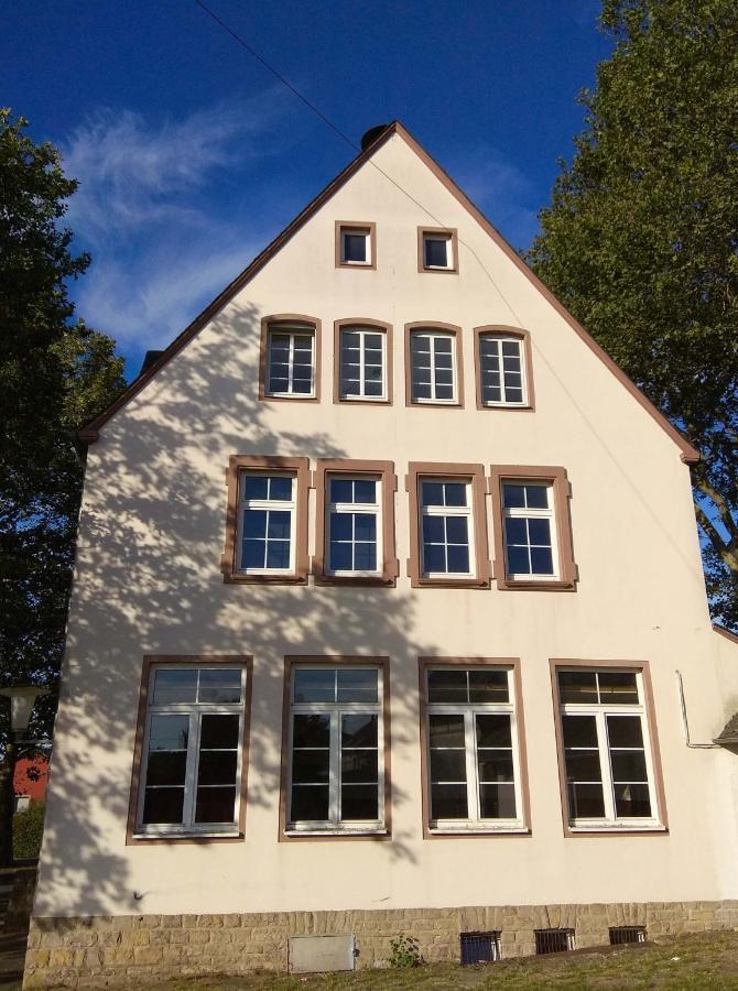 Alte Schule Gaestehaus - Fraeulein Apartment Bitburg Exteriör bild